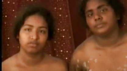 टैटू के साथ सुनहरे बालों वाली टैक्सी चालक के पीछे की इंडियन बीपी सेक्सी फिल्म सीट में चूसा