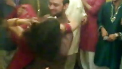 दादा के साथ एक ग्रे दाढ़ी गड़बड़ अपने पोती में एक सेक्सी पिक्चर फिल्म बीपी संकीर्ण पेशाब