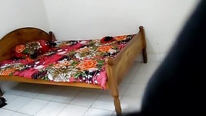 एक आदमी एक मिनीबस में एक महिला की बीपी पिक्चर फिल्म सेक्सी स्कर्ट के नीचे अपने जाँघिया ले लिया