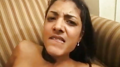 आदमी fucks अपने पत्नी पर रात में के अंधेरे और लेता है बंद की तरह एक डिक में ब्लू सेक्सी बीपी प्रवेश करती है के चूत