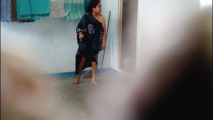 युवा पत्नी बनाता ब्लू सेक्सी बीपी है एक झटका नौकरी के लिए उसके पति के दौरान उसके मासिक