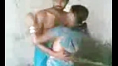 पत्नी उसके पेट पर झूठ इंग्लिश बीपी ब्लू सेक्सी बोल रही है, और उसके पति के पीछे से उसे fucks और यह गोली मारता है