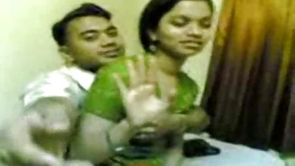 नग्न लड़की के साथ छोटे स्तनों स्नान में के पूल और बीपी ब्लू सेक्सी पिक्चर धूम्रपान करता है