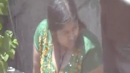 दंपति ने फर्श पर कैमरा लगा दिया और फिल्माया बीपी सेक्स पिक्चर