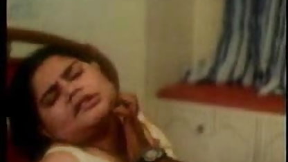 बाबा आदमी के चेहरे पर बैठता है और उसके मुंह में टूट सेक्सी पिक्चर बीपी वीडियो जाता है