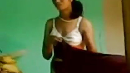 सोफे पर घर पर एक टी शर्ट सेक्सी बीपी ब्लू फिल्म में पिताजी की बेटी